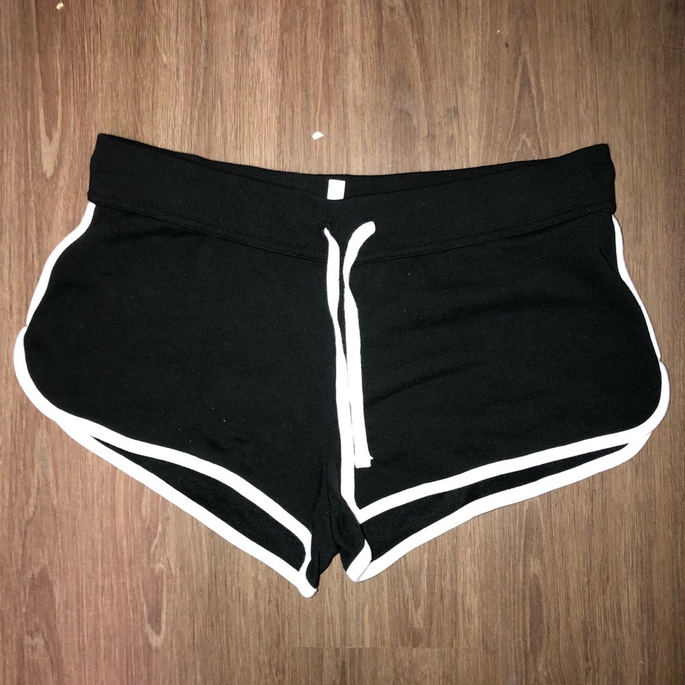 H&M: DIVIDED SHORTS